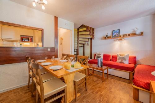 une salle à manger avec une table et un canapé dans l'établissement Chamonix Sud - Jonquilles 328 - Happy Rentals, à Chamonix-Mont-Blanc