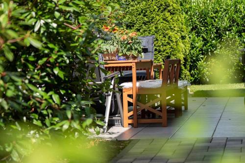 a table and chairs with a potted plant on it at Das Ferienhaus in Bispingen in Bispingen