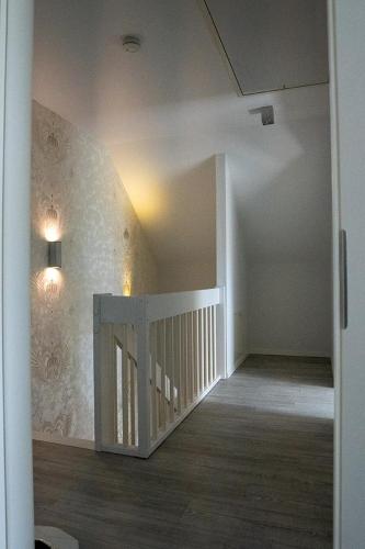 an empty room with a staircase in a house at Das Ferienhaus in Bispingen in Bispingen