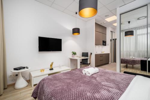 Postel nebo postele na pokoji v ubytování Al Jerozolimskie 216 APART-WAWA