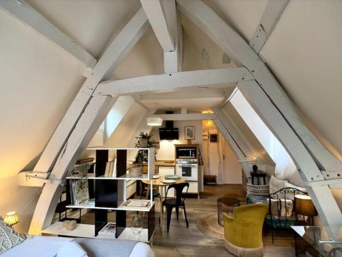 a living room and kitchen with an attic at Rouen Hyper centre - L'Antiquaire in Rouen