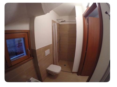 Appartamento in Centro Storico - Boutique في كلوسوني: حمام صغير مع مرحاض ودش