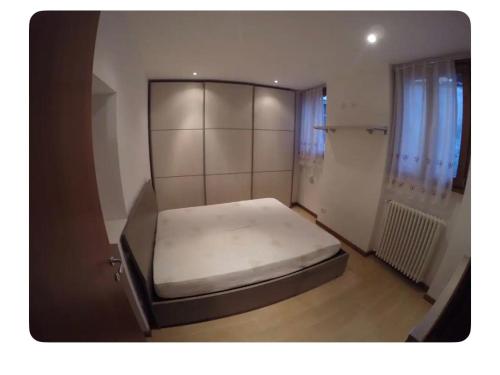 Appartamento in Centro Storico - Boutique في كلوسوني: غرفة نوم صغيرة مع سرير في الغرفة