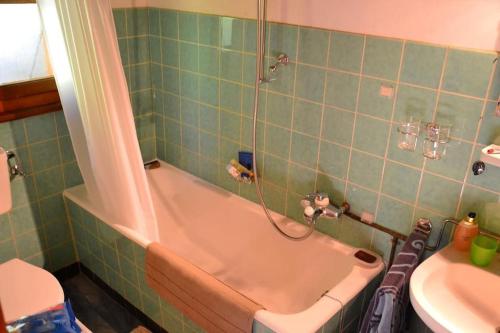 un baño con bañera y lavabo en Héloïse, en Arveyes