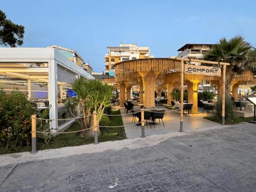 a courtyard with tables and chairs and a restaurant at Comfort Suites in Golem
