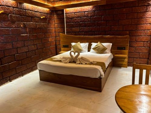 a bedroom with a bed in a brick wall at Ranjanghar in Gimvi
