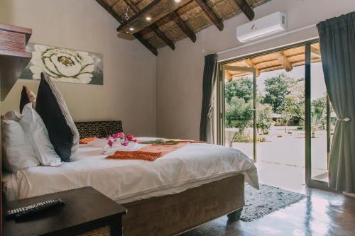 马里兰Kruger View Chalets的一间卧室设有一张大床和一个滑动玻璃门