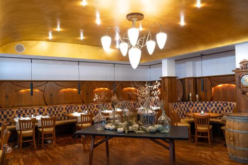 a dining room with tables and chairs and a chandelier at ERCK- Flair Hotel & Restaurant in Bad Schonborn