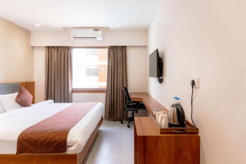 Postel nebo postele na pokoji v ubytování Pride Elite Wellness Resort Becharaji Near Becharaji Railway Station