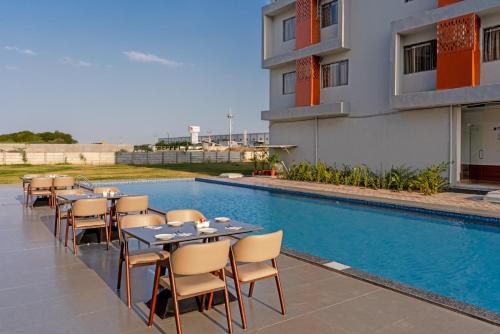Bazén v ubytování Pride Elite Wellness Resort Becharaji Near Becharaji Railway Station nebo v jeho okolí