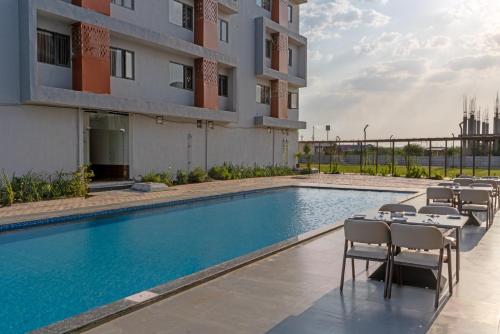 Bazén v ubytování Pride Elite Wellness Resort Becharaji Near Becharaji Railway Station nebo v jeho okolí