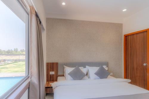 Postel nebo postele na pokoji v ubytování Pride Elite Wellness Resort Becharaji Near Becharaji Railway Station