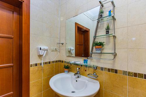 Ένα μπάνιο στο Five Villas Hotel