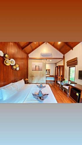 a large bedroom with a large bed in a room at Little Rock Kohjum in Ko Jum