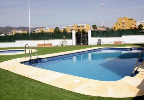 サン・ファン・デ・ロス・テレロスにあるCasa alberoの庭中の大型スイミングプール