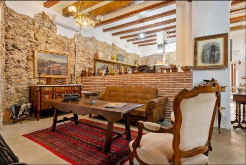 a living room with a table and a couch at La Quadra Rural Housing in Sant Carles de la Ràpita