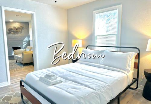 1 dormitorio con 1 cama con un cartel de bienvenida en Spacious Budget 1br Near Will Rogers Garden #41b, en Oklahoma City