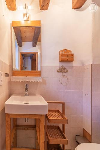 une salle de bain avec un lavabo et un miroir dans l'établissement Magnifique chalet Mistouflon, à Champagny-en-Vanoise