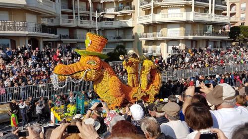 deux personnes en costumes colorés devant une foule dans l'établissement 'Le Victoria Beach' Vue Mer Plein Centre, Spacieux, à Menton