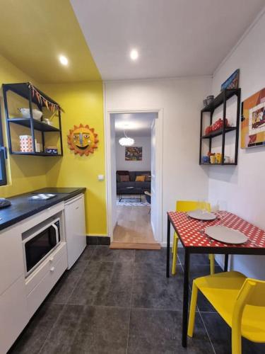 une cuisine avec une table et une salle à manger dans l'établissement Studio climatisé avec jardin - proche Paris, à Saint-Maur-des-Fossés