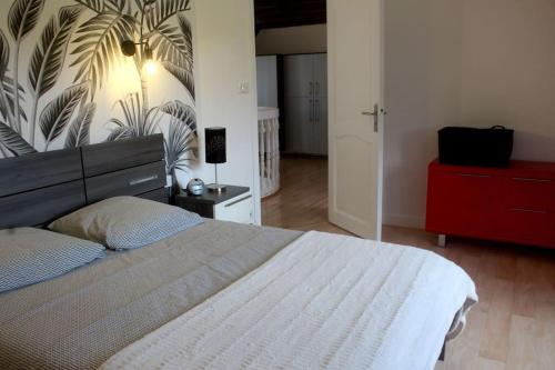 1 dormitorio con 1 cama grande y vestidor rojo en La Villa Kerleven, en La Forêt-Fouesnant
