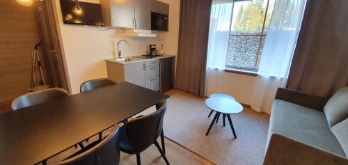 a living room with a kitchen and a table and chairs at Salmons väg Funäsdalen in Funäsdalen