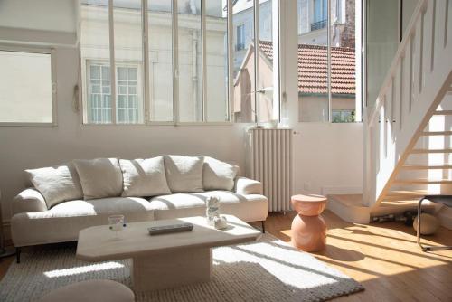 Triplex lumineux avec balcon - 500m Champs Elysées