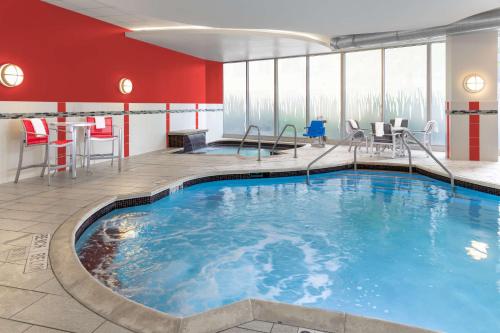 a large swimming pool in a hotel room at Hampton Inn & Suites Madison Downtown in Madison