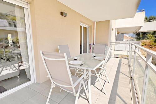un patio avec une table et des chaises sur un balcon dans l'établissement Le Valley, à Nice