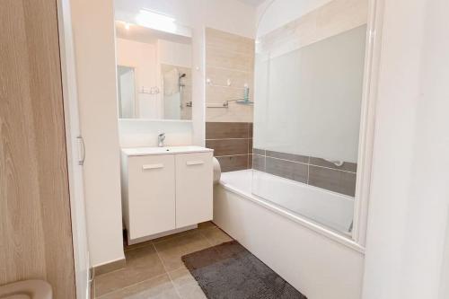 une salle de bain avec une baignoire, un lavabo et une douche dans l'établissement Le Valley, à Nice