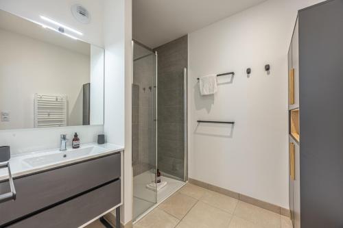 une salle de bain avec douche et lavabo dans l'établissement Le Vertigo - Appt proche de la plage, à Dinard