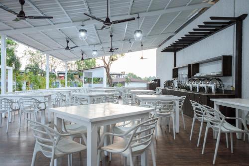 En restaurant eller et andet spisested på White Wood Resort By Stone Wood Hotels