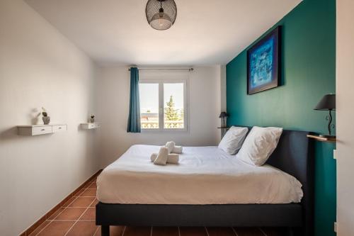 une chambre avec un lit avec un ours en peluche dessus dans l'établissement L'Occitane ~ Piscine ~ Climatisation ~ Parking, à Carcassonne