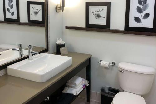 Country Inn & Suites by Radisson, San Jose International Airport, CA Image