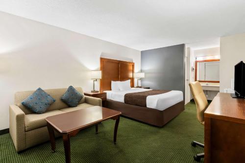 Cama ou camas em um quarto em Rodeway Inn