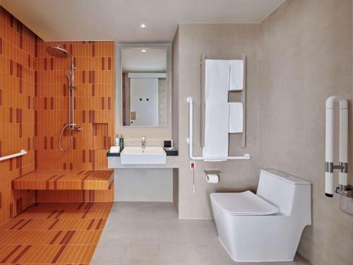 罗勇Hilton Garden Inn Rayong的配有白色马桶和水槽的浴室
