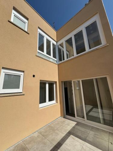 une maison avec de grandes fenêtres latérales dans l'établissement Villa Leone - Appart à 500m de la plage de Malo, à Dunkerque