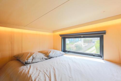 Una cama o camas en una habitación de Tiny House 'bada' Vue Mer