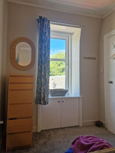 Postel nebo postele na pokoji v ubytování Cumbrae Loft