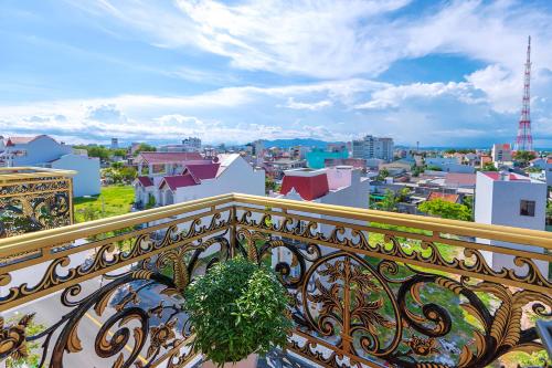 ファンティエットにあるHanah 2 Phan Thiếtの街の景色を望むバルコニー