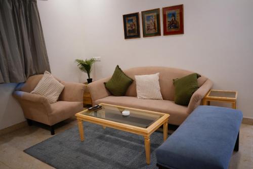 Ruang duduk di Enkay Service Apartments