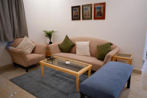 Ruang duduk di Enkay Service Apartments