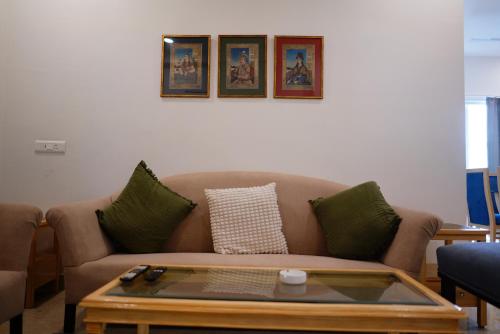 Ruang duduk di Enkay Service Apartments