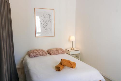 a bedroom with a bed with a stuffed animal on it at Bel appartement moderne à Villeurbanne in Villeurbanne