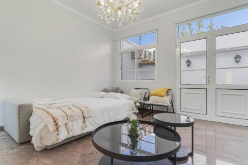 Postel nebo postele na pokoji v ubytování Funchal City Nest I