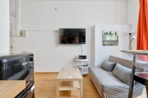 un salon avec un canapé et une table dans l'établissement Modern 1BR Flat in the heart of Lille, à Lille