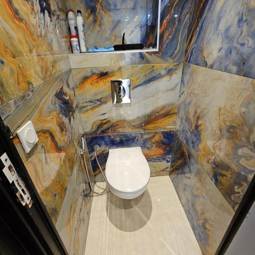 La salle de bains est pourvue de toilettes et d'une peinture murale. dans l'établissement Nourhanne, à Marseille