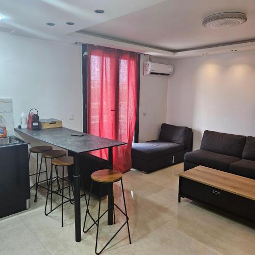 un salon avec une table et un canapé dans l'établissement Nourhanne, à Marseille