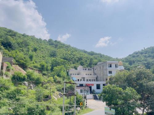 贡珀尔格尔Rajwadi Palace的山坡上的一栋建筑