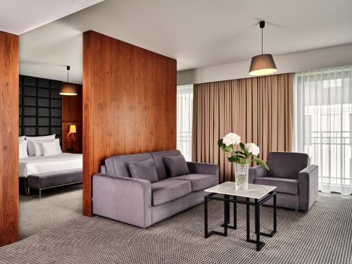 Posteľ alebo postele v izbe v ubytovaní Heron Live Hotel Marina & SPA